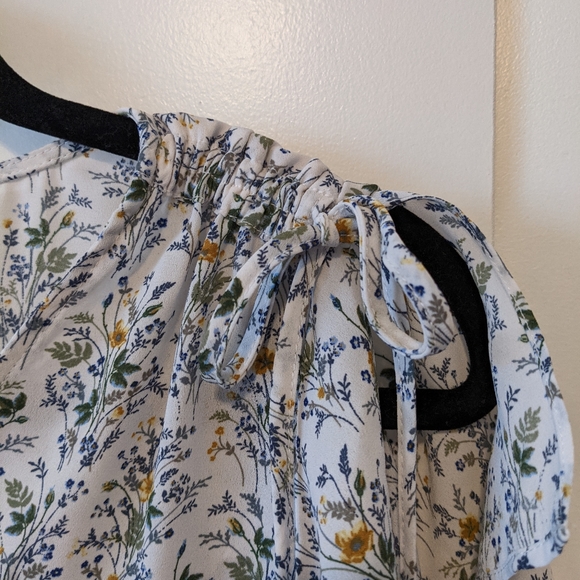 Flowy Floral Blouse with Shoulder Ties - Picture 4 of 5